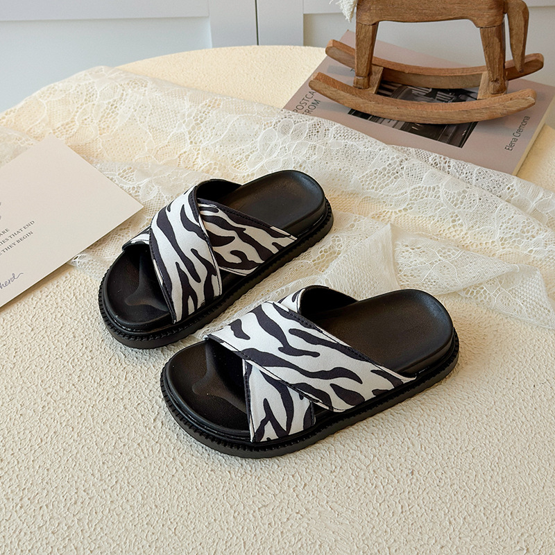 Children's slippers 2026 summer new style fashionable little girls' outdoor slippers medium and large children's soft bottom anti slip beach slippers Children's slippers 2026 summer new style fashionable little girls' outdoor slippers medium and large children's soft bottom anti slip beach slippers