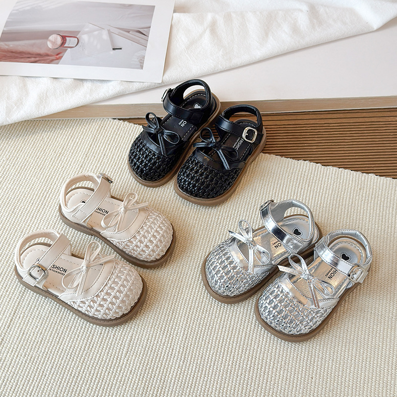 Girls' Baotou woven sandals 2026 summer new style children's fashionable hollow princess sandals soft soled beach sandals