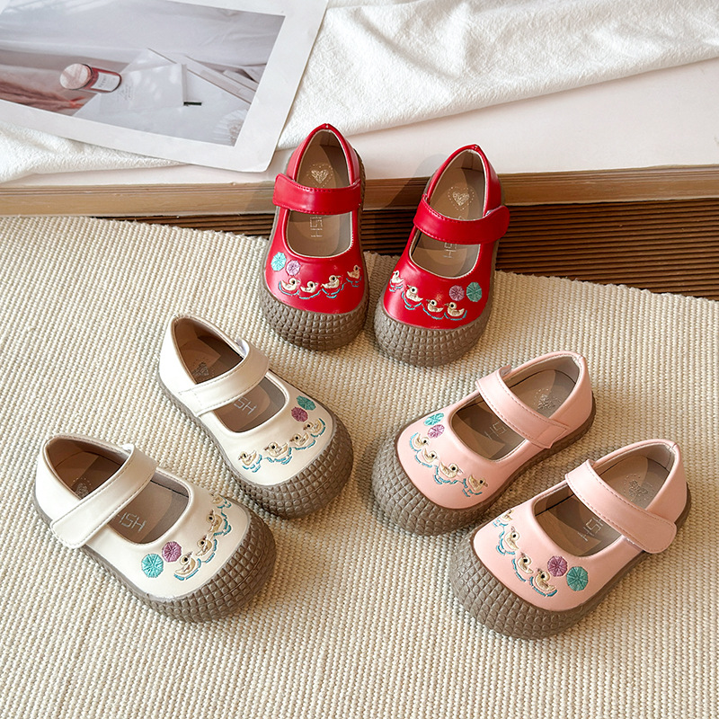 Children's walking shoes for autumn 2026, new styles for baby girls with Velcro embroidered princess shoes, soft soled single shoes for babies