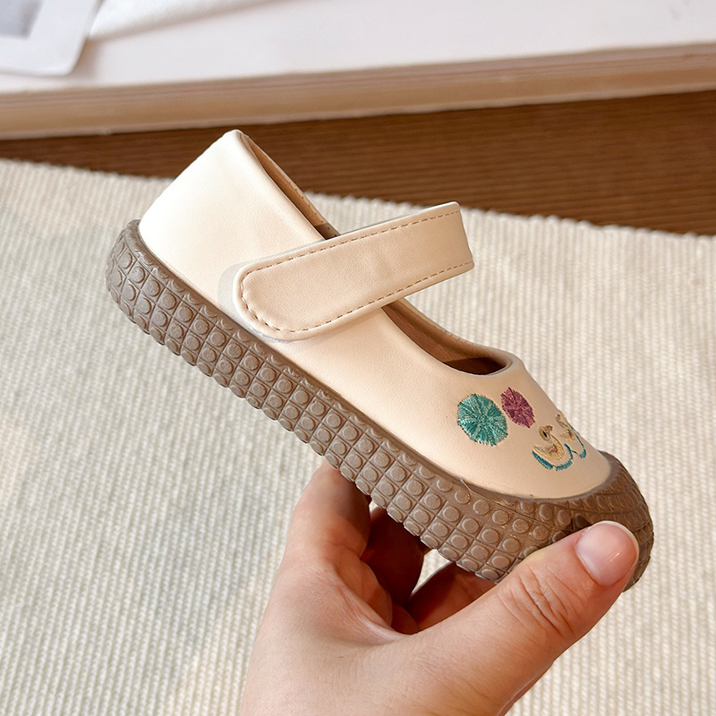 Children's walking shoes for autumn 2026, new styles for baby girls with Velcro embroidered princess shoes, soft soled single shoes for babies Children's walking shoes for autumn 2026, new styles for baby girls with Velcro embroidered princess shoes, soft soled single shoes for babies