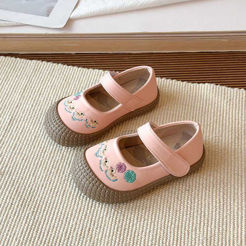 Children's walking shoes for autumn 2026, new styles for baby girls with Velcro embroidered princess shoes, soft soled single shoes for babies Children's walking shoes for autumn 2026, new styles for baby girls with Velcro embroidered princess shoes, soft soled single shoes for babies