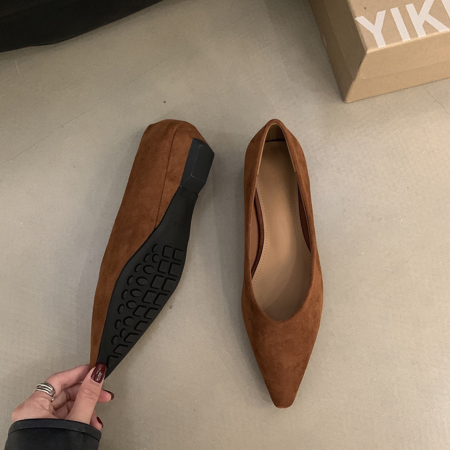 Retro low heel pointed shallow mouth single shoe women's shoes 2025 new spring and autumn suede temperament one foot commuting shoes Retro low heel pointed shallow mouth single shoe women's shoes 2025 new spring and autumn suede temperament one foot commuting shoes