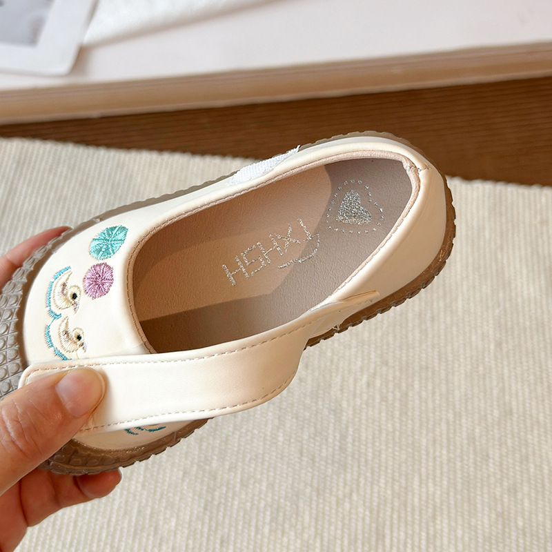 Children's walking shoes for autumn 2026, new styles for baby girls with Velcro embroidered princess shoes, soft soled single shoes for babies Children's walking shoes for autumn 2026, new styles for baby girls with Velcro embroidered princess shoes, soft soled single shoes for babies