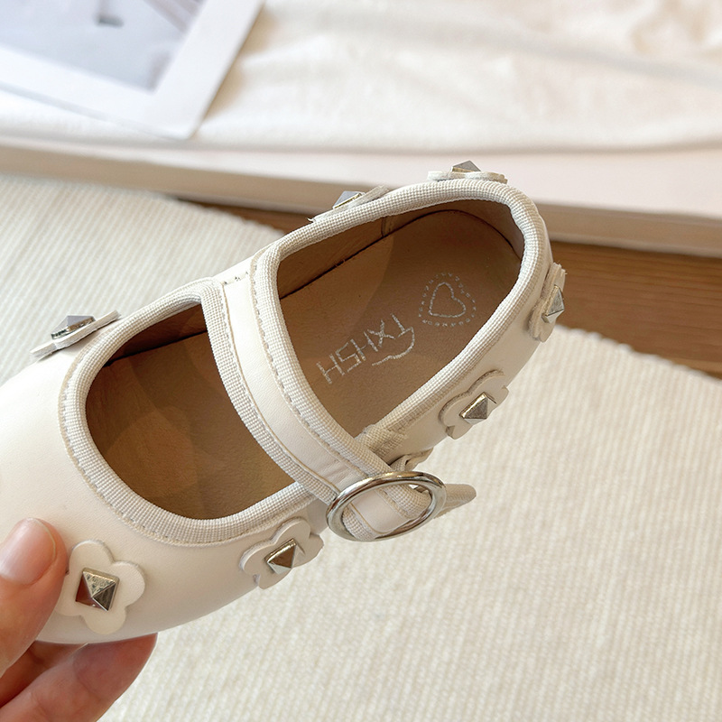 Girls' flat bottomed shallow mouth silver single shoes 2026 new spring/summer dress Mary Jane shoes gentle evening small leather shoes Girls' flat bottomed shallow mouth silver single shoes 2026 new spring/summer dress Mary Jane shoes gentle evening small leather shoes
