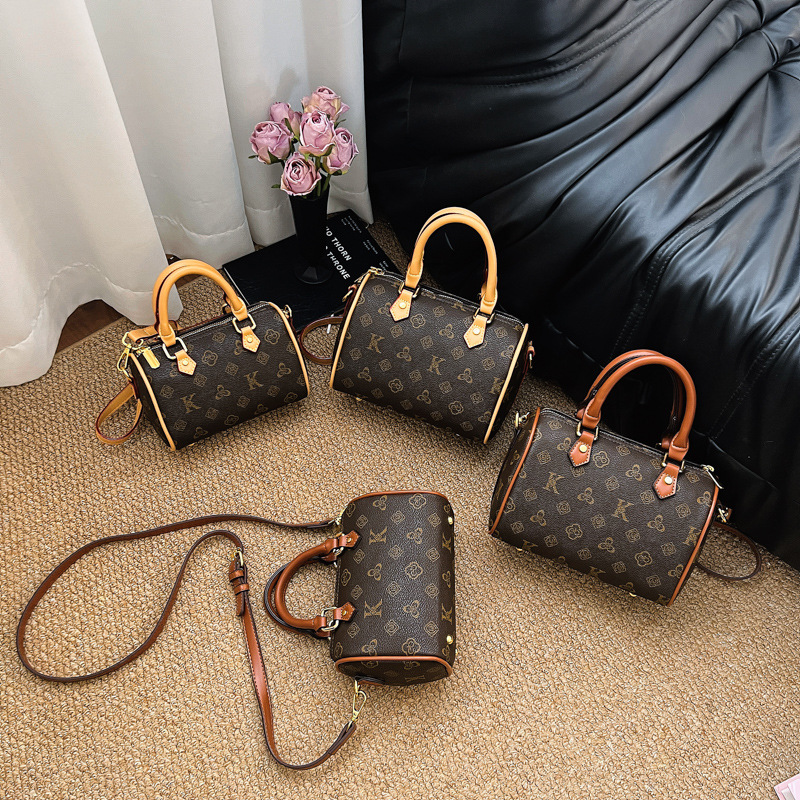 Pillow bag for women, 2026 new niche design, retro casual and trendy, women's handheld crossbody small cylindrical bag
