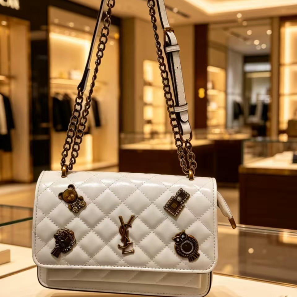 The 2026 new multi-layer large capacity genuine leather women's bag medal chain style single shoulder crossbody women's bag is fashionable and trendy.
