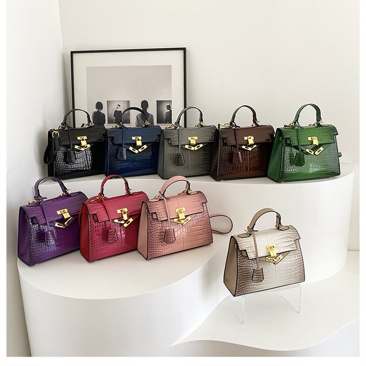 Not only is it a bag, but also a symbol of taste. Other platinum bags, PU shoulder bags, car stitching