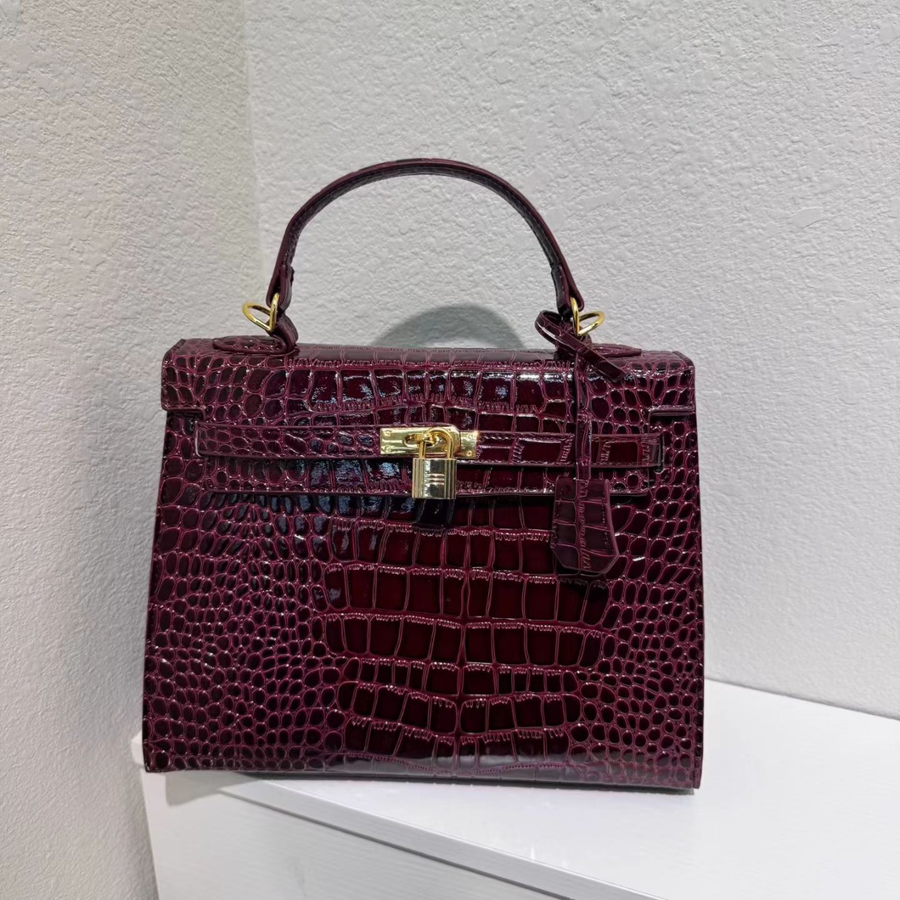 Wholesale high-end texture handbag 2026 new crocodile pattern simple and versatile single shoulder crossbody bag high-end fashion bag