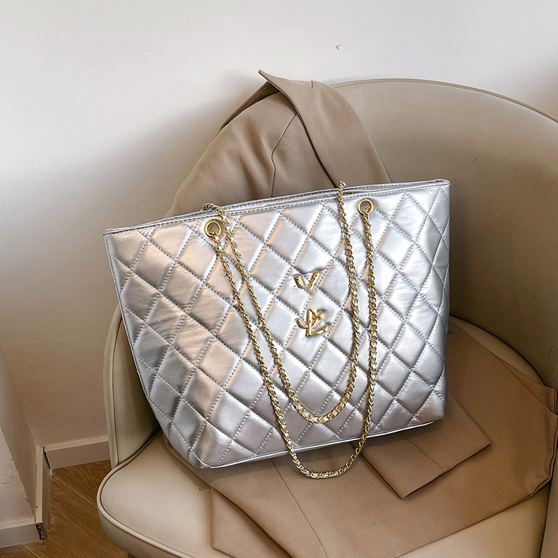 Bags2025 new women's bag large capacity tote bag European and American fashion diamond grid chain shoulder bag Cross border foreign trade bag Bags2025 new women's bag large capacity tote bag European and American fashion diamond grid chain shoulder bag Cross border foreign trade bag