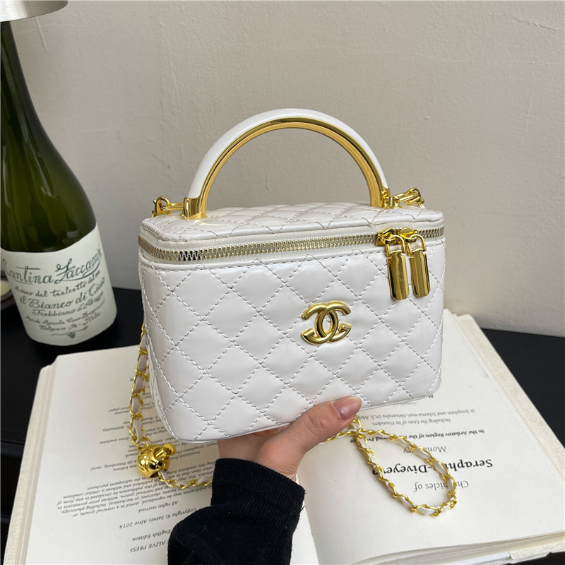 Fashion niche shoulder bag for women 2026 new trendy diamond grid box bag with a sense of foreign temperament, commuting hand-held crossbody bag