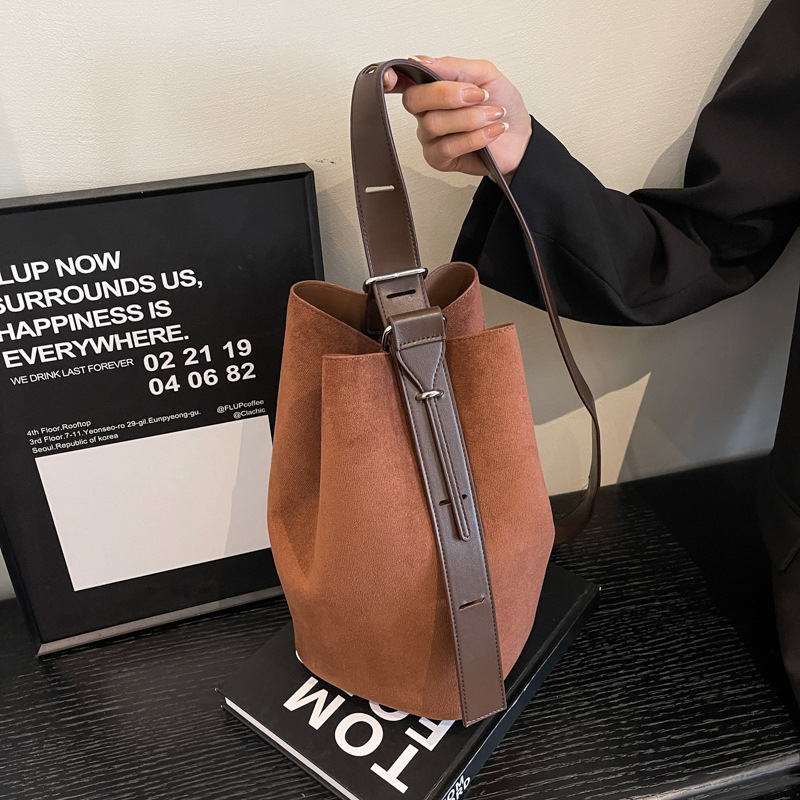 Retro large capacity shoulder bag for women 2026 new autumn and winter simple trendy texture shoulder crossbody bag, stylish water bucket bag