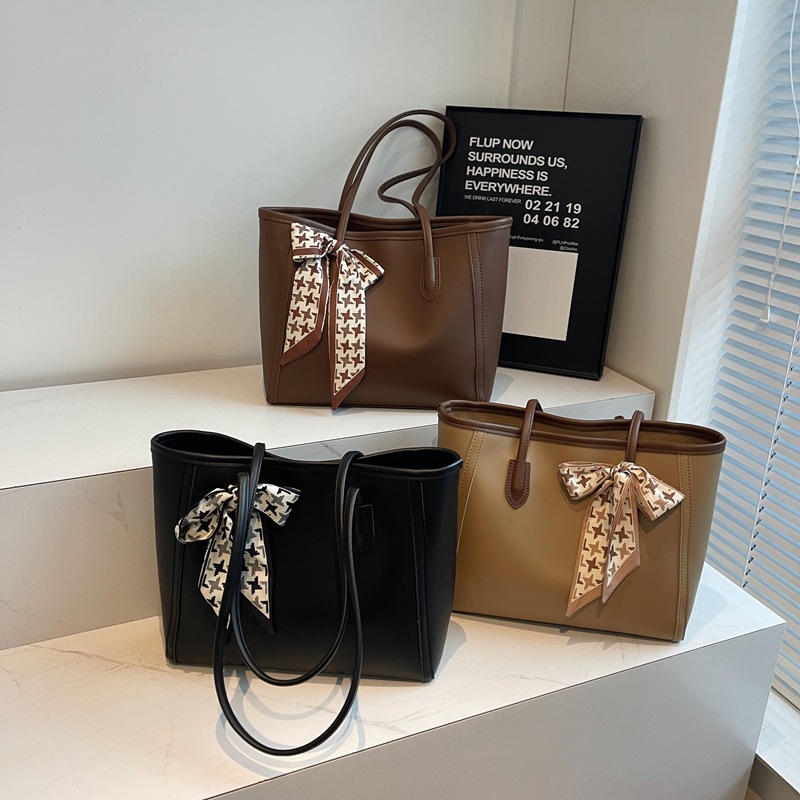 Large Capacity Solid Color Bag 2026 Summer New Work Commuter Shoulder Bag Personalized Relaxation Leisure Tote Bag