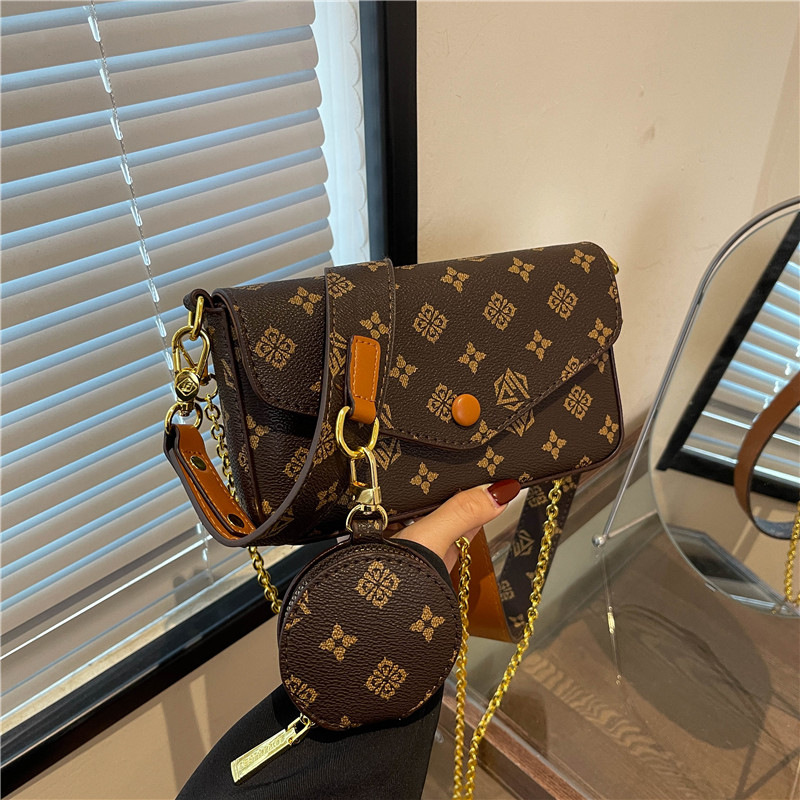 2026 new color blocking fashionable shoulder bag for women, European and American style retro crossbody bag design, printed commuting mother and child bag