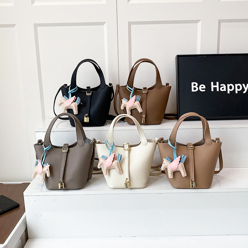 2026 Summer New Fashionable Handheld Leisure Niche Design Commuter Crossbody Bag, Elegant Women's Leisure Bucket Bag