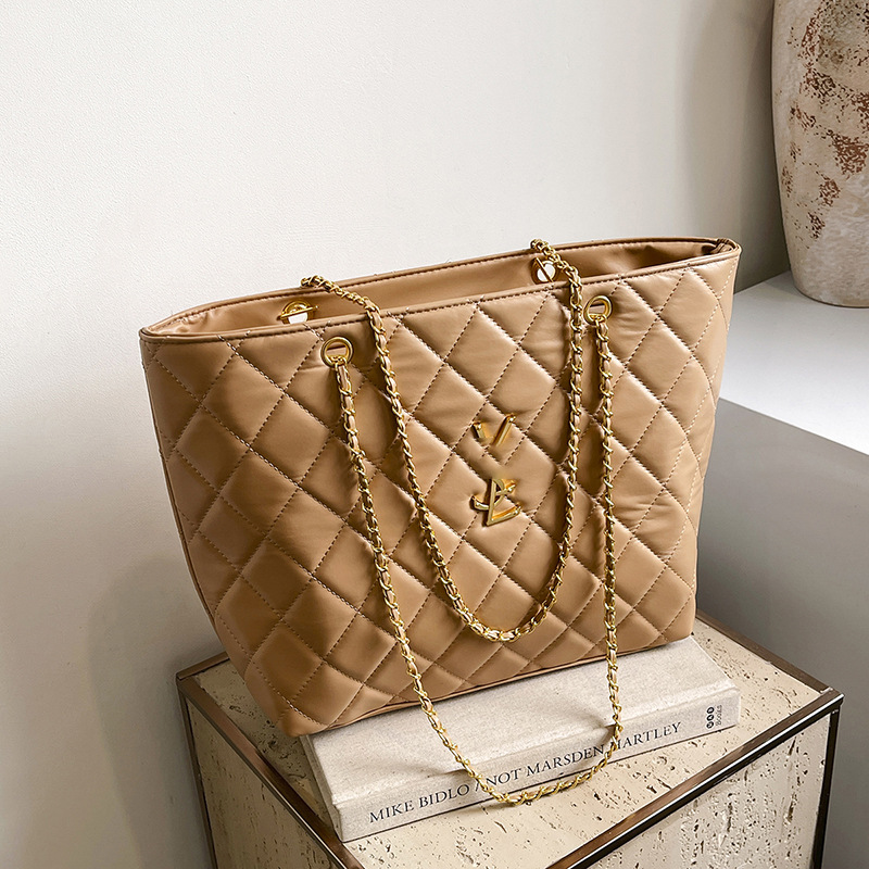 Bags2025 new women's bag large capacity tote bag European and American fashion diamond grid chain shoulder bag Cross border foreign trade bag Bags2025 new women's bag large capacity tote bag European and American fashion diamond grid chain shoulder bag Cross border foreign trade bag