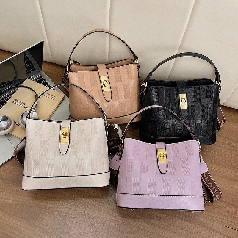 Retro bucket bag, women's large capacity design, fashionable single shoulder crossbody bag, simple texture, commuting casual handbag