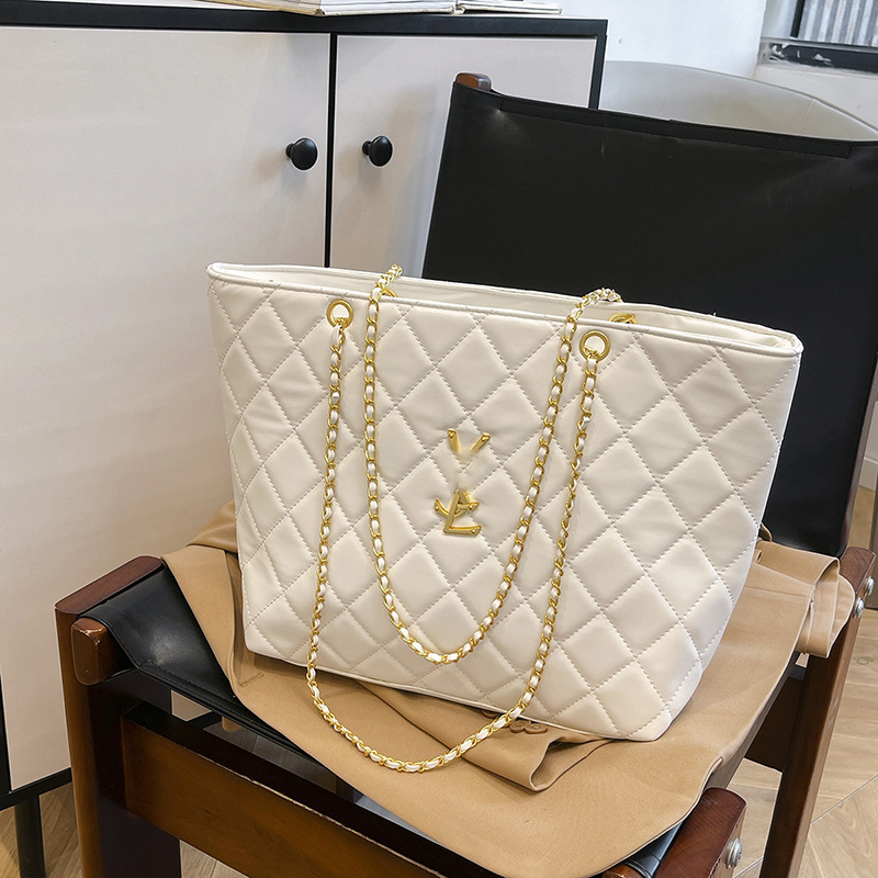 Bags2025 new women's bag large capacity tote bag European and American fashion diamond grid chain shoulder bag Cross border foreign trade bag Bags2025 new women's bag large capacity tote bag European and American fashion diamond grid chain shoulder bag Cross border foreign trade bag
