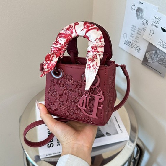 2026 Cross border New Silk Scarf Handbag, niche, light luxury, versatile, heavy industry, flower embroidery, single shoulder, crossbody, Daifei bag