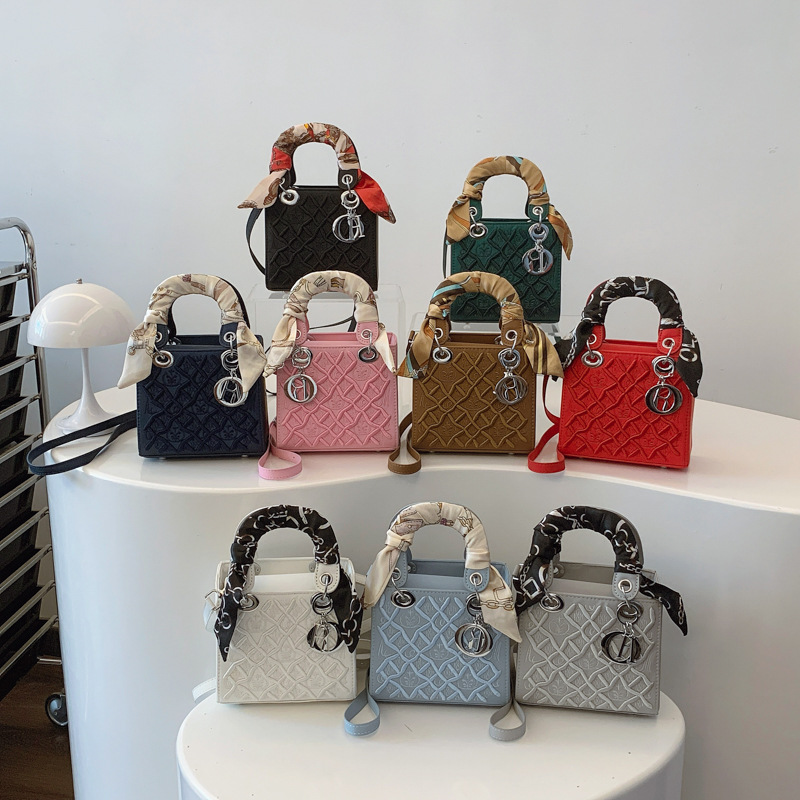 Bags2025 Embroidered Concubine Bag, High end and Fashionable Handheld Single Shoulder Crossbody Bag, Texture Handbag, Versatile Women's Bag