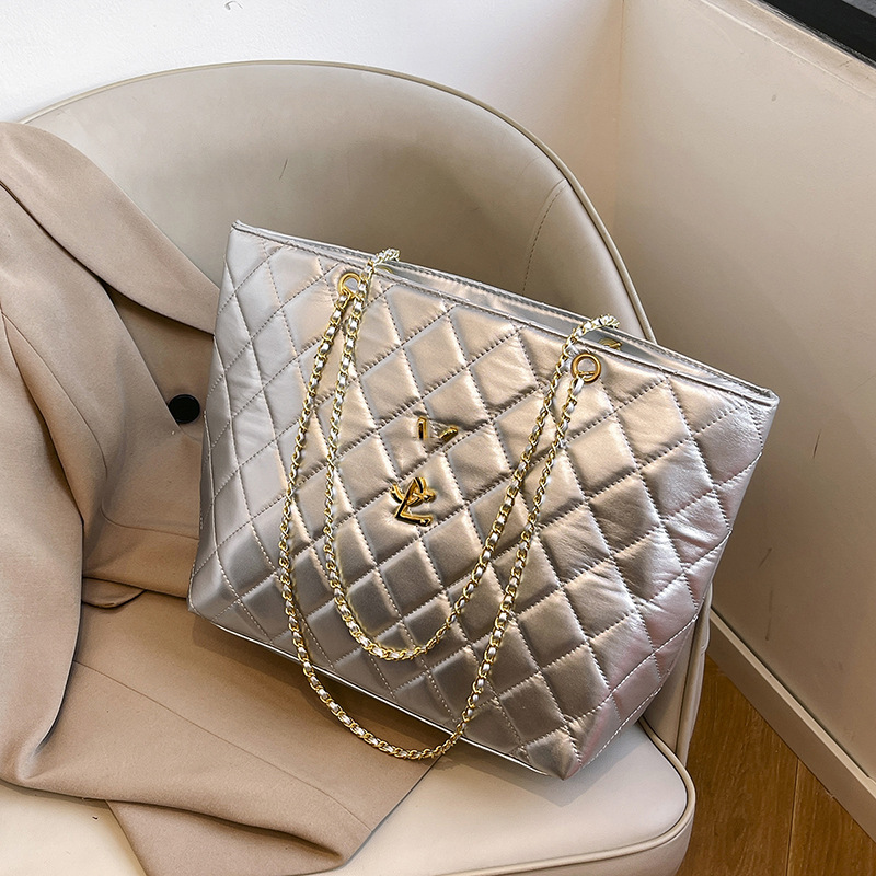 Bags2025 new women's bag large capacity tote bag European and American fashion diamond grid chain shoulder bag Cross border foreign trade bag Bags2025 new women's bag large capacity tote bag European and American fashion diamond grid chain shoulder bag Cross border foreign trade bag