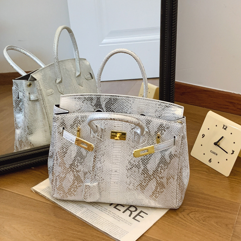 European and American retro snake skin pattern bag for women, 2026 new trendy style, single shoulder crossbody bag, large capacity commuting women's bag