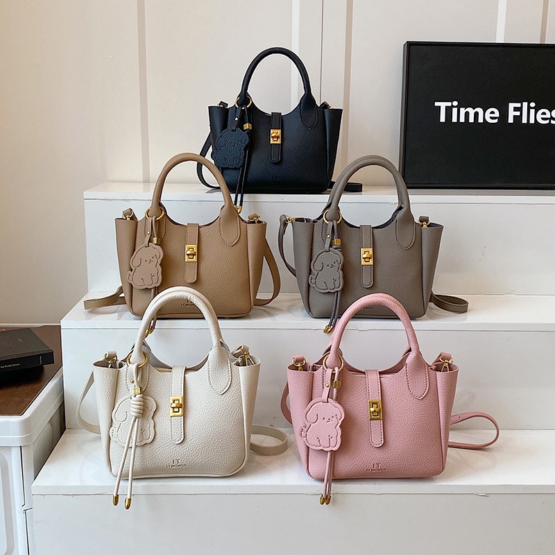 Large capacity bucket bag for women's summer 2026 new minimalist and niche design, single shoulder crossbody bag, commuting handbag