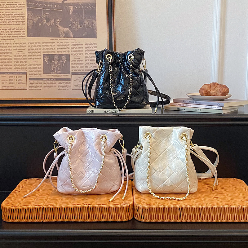 Lingge embroidery thread bucket bag, women's small fragrance style, fashionable and simple solid color commuting shoulder bag, chain crossbody women's bag