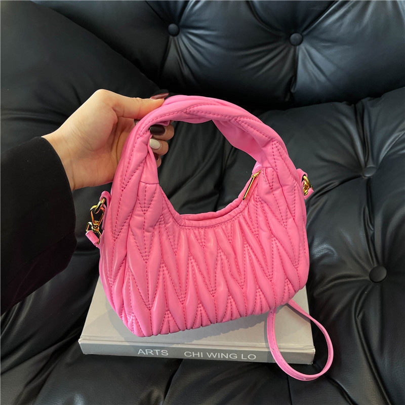 Handheld pleated shoulder bag, women's new crossbody armpit bag, 2026 autumn and winter cute Boston bag, spot wholesale