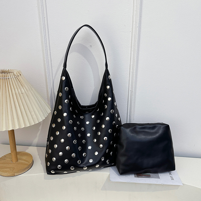Simple texture rivet shoulder bag for women 2026 new fashion trend, fashionable class commuting large capacity tote bag