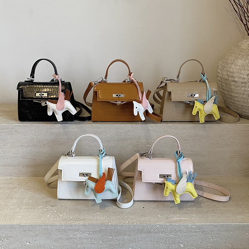 French niche design, texture, casual fashion, simple and western-style 2026 trend crossbody bag, western-style casual small square bag