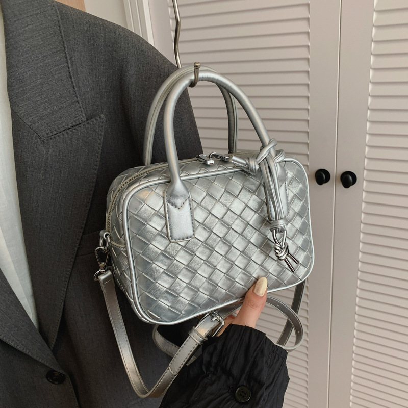 European and American large capacity shoulder bag for women 2026 new autumn woven pattern fashionable handbag trend texture crossbody bag