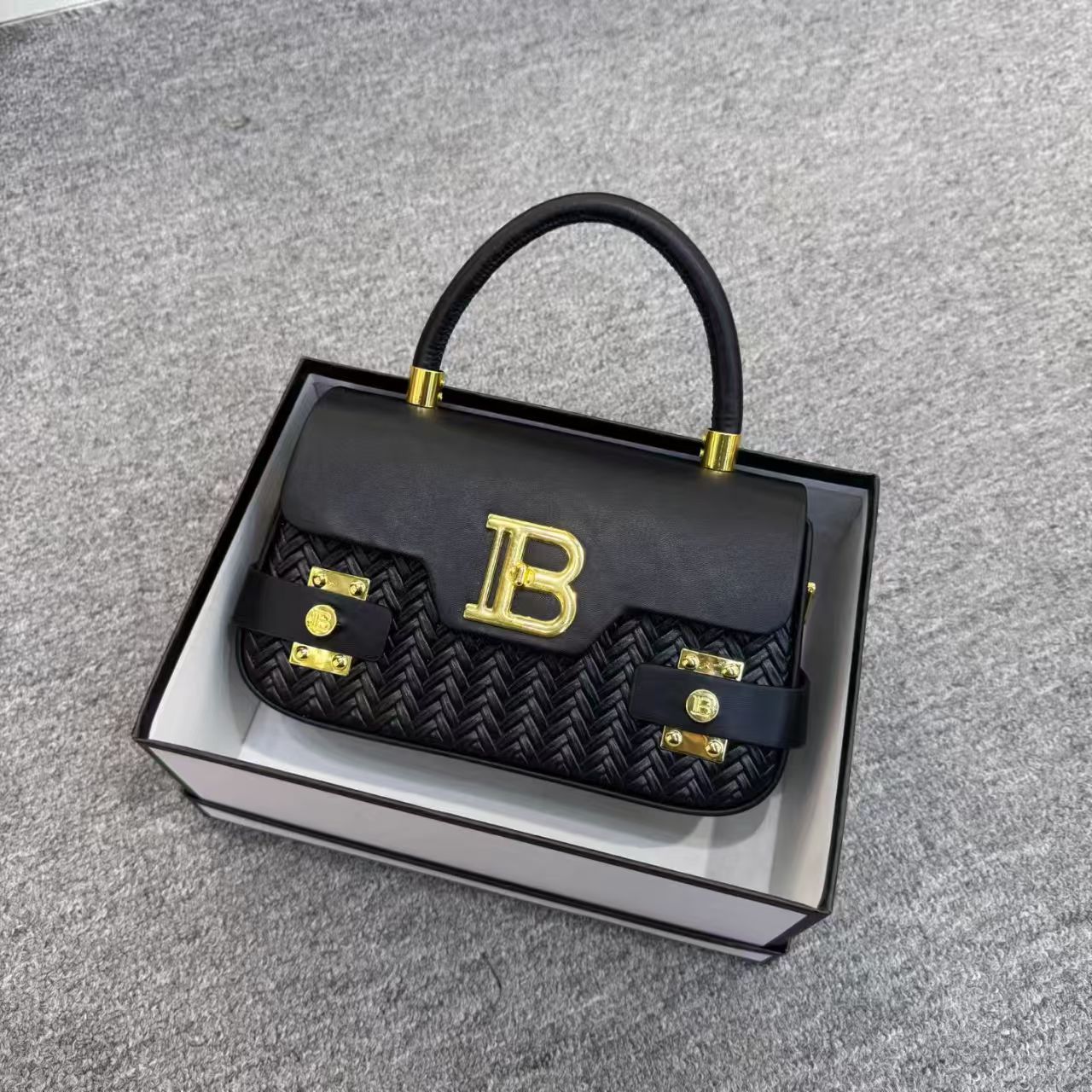 Cross border high-end design women's bag 2026 new casual commuting practical versatile hand-held shoulder crossbody bag Cross border high-end design women's bag 2026 new casual commuting practical versatile hand-held shoulder crossbody bag