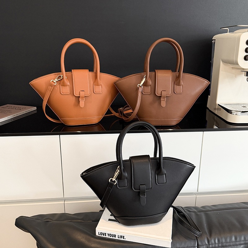 Cross border 2026 new high-capacity versatile Korean retro fan-shaped handbag design, personalized hand-held crossbody bag, afraid