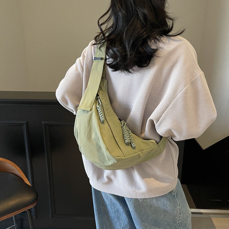 Leisure commuting shoulder bag, women's canvas crossbody bag, college student lightweight sports bag, nylon crossbody dumpling bag