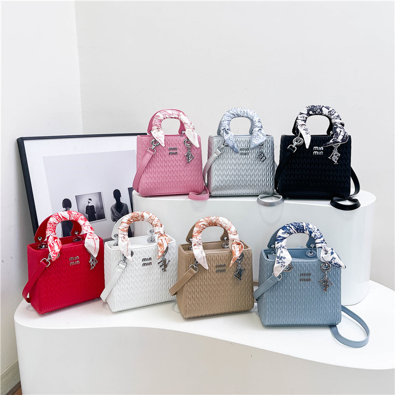 Bags High end Wrinkled Handheld Concubine Bag 2025 New Fashionable Style Single Shoulder Handbag Diagonal Small Square Bag