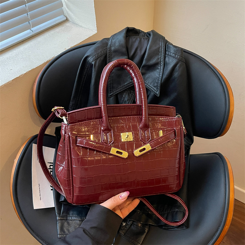 European and American fashionable and stylish shoulder bag 2026 new crocodile texture Kelly bag Korean version niche commuting crossbody bag