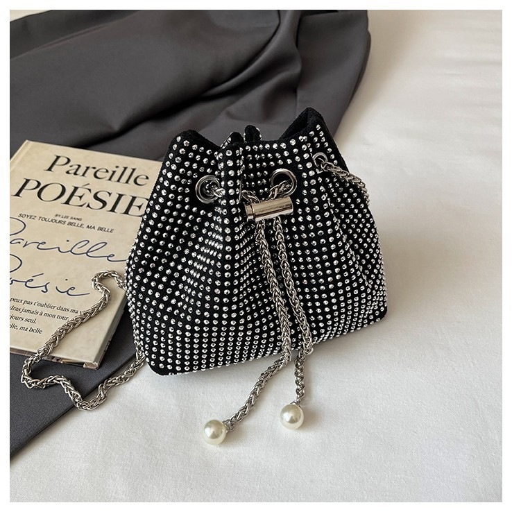 2026 new fashionable handbag women's bag ins Korean version niche design bright diamond single shoulder diagonal cross bag versatile bucket bag