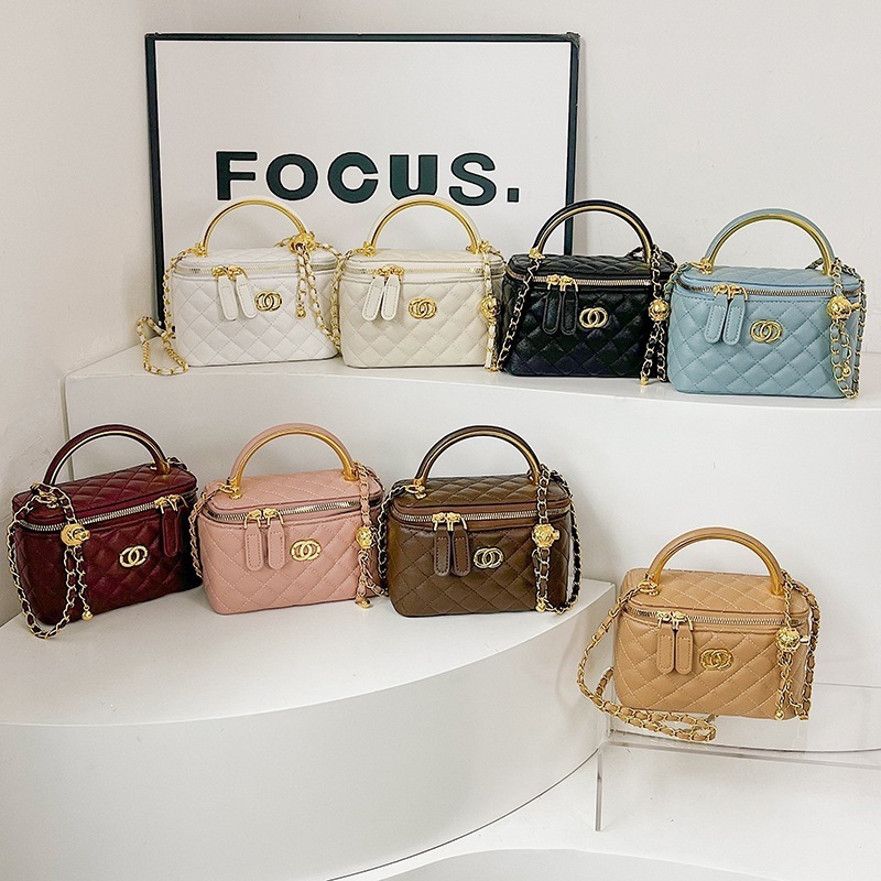 Cross border Xiaoxiangfeng Handheld Makeup Bag for Women 2026 New Fashion Diamond Grid Chain Bag Versatile Single Shoulder Crossbody Bag