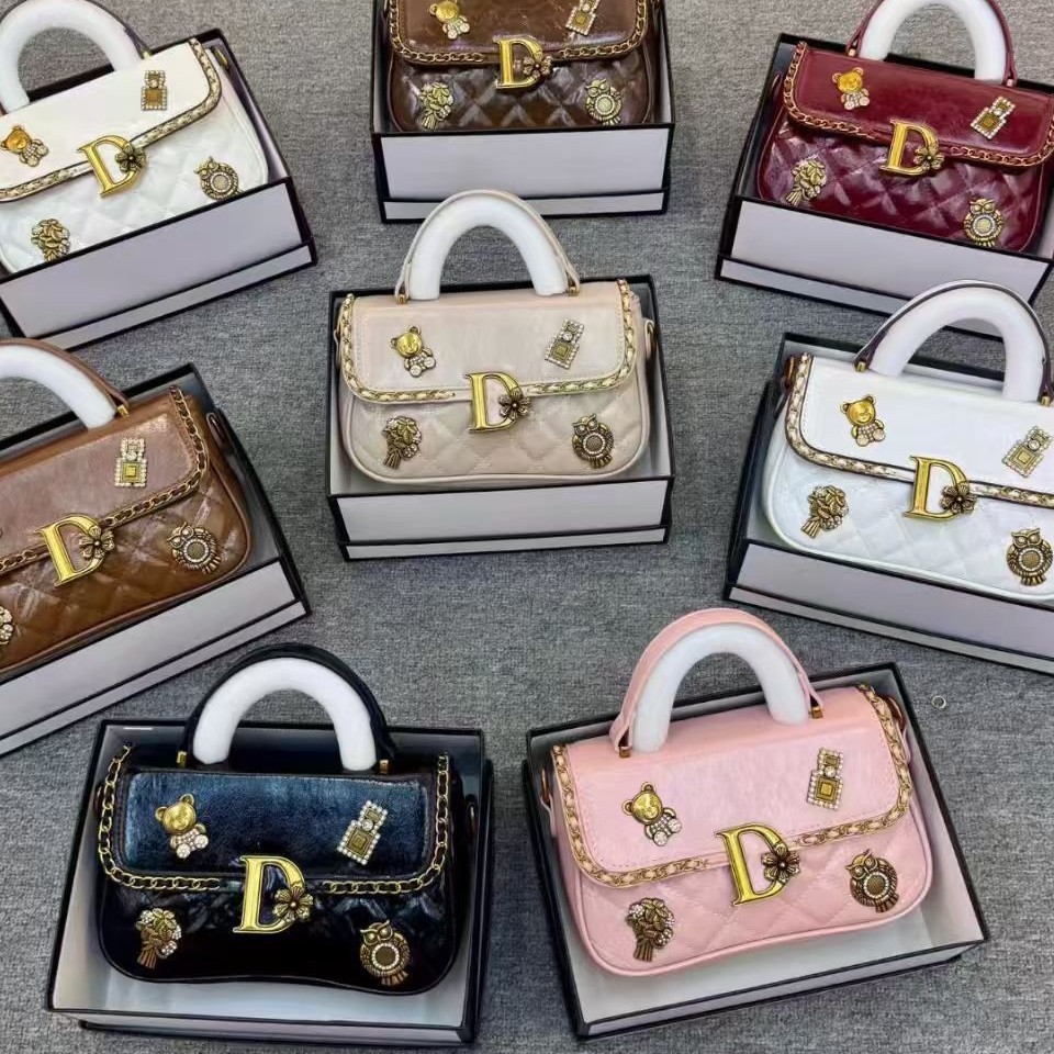 High end and stylish versatile leather small square bag for women 2025 new diamond pattern badge handbag, single shoulder crossbody bag