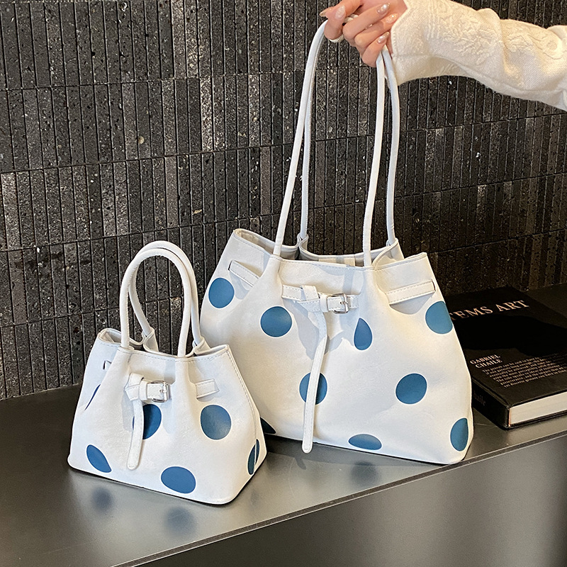 New stylish versatile shoulder bag with Korean style polka dot design, portable bucket bag, trendy pleated crossbody bag for women