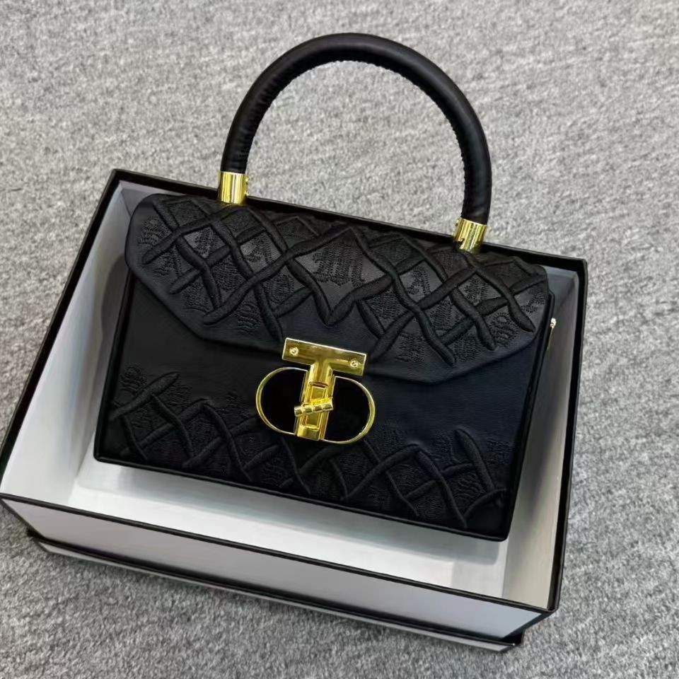 Small niche light luxury handbag for women 2025 new high-end embossed saddle bag temperament simple single shoulder crossbody bag
