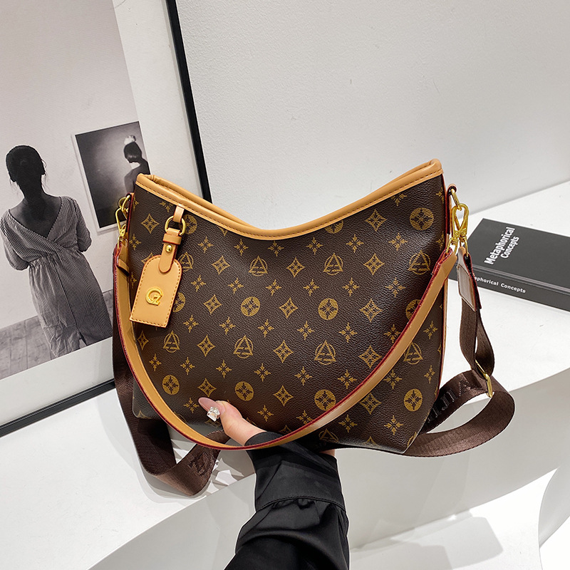 2026 New Autumn Trendy Fashion Large Capacity Shoulder Bag Commuter Old Flower Tote Bag Western Style Crossbody Bag