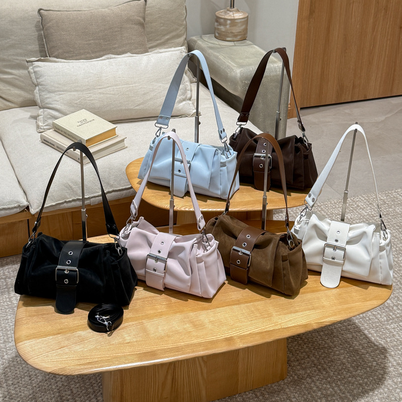 Korean style simple and relaxed one shoulder armpit bag for work and commuting, stick bag, 2026 autumn new crossbody pillow bag