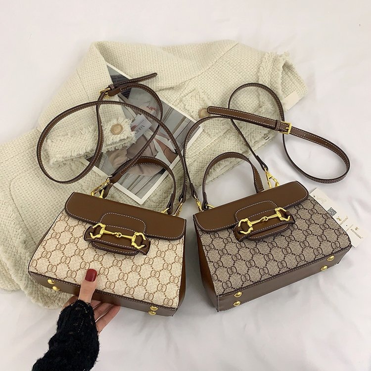 Cross border horseshoe buckle handbag, niche brand design, fashionable crossbody bag, vintage saddle bag, single shoulder live streaming women's bag