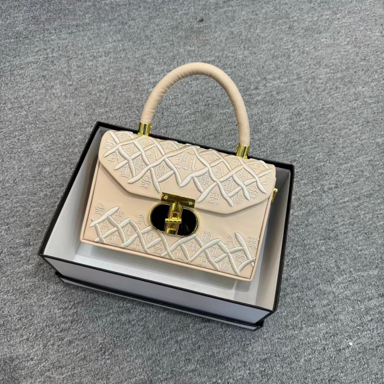 New versatile handbag for foreign trade in autumn and winter 2025, large capacity single shoulder crossbody bag, high-end commuting bag for women
