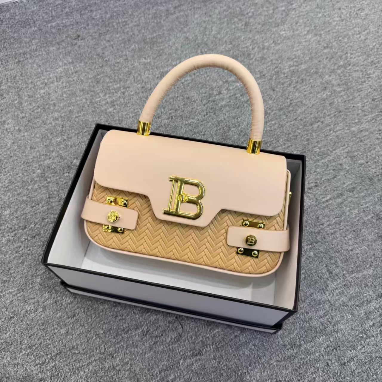 Cross border high-end design women's bag 2026 new casual commuting practical versatile hand-held shoulder crossbody bag Cross border high-end design women's bag 2026 new casual commuting practical versatile hand-held shoulder crossbody bag