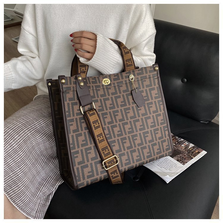 Cross border women's bag 2026 new European and American retro printed large capacity tote bag, small niche commuting high-end sense, single shoulder