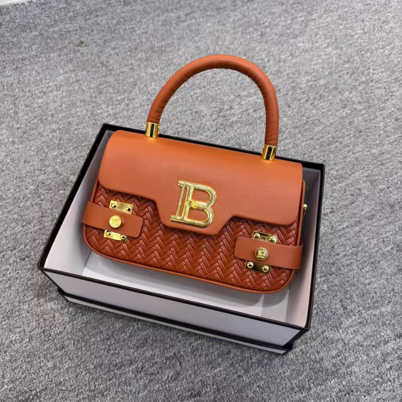 Cross border high-end design women's bag 2026 new casual commuting practical versatile hand-held shoulder crossbody bag Cross border high-end design women's bag 2026 new casual commuting practical versatile hand-held shoulder crossbody bag