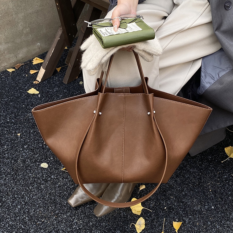 2026 new European and American style minimalist tote bag, women's large capacity commuting hand-held shoulder bag, versatile and fashionable leather bag