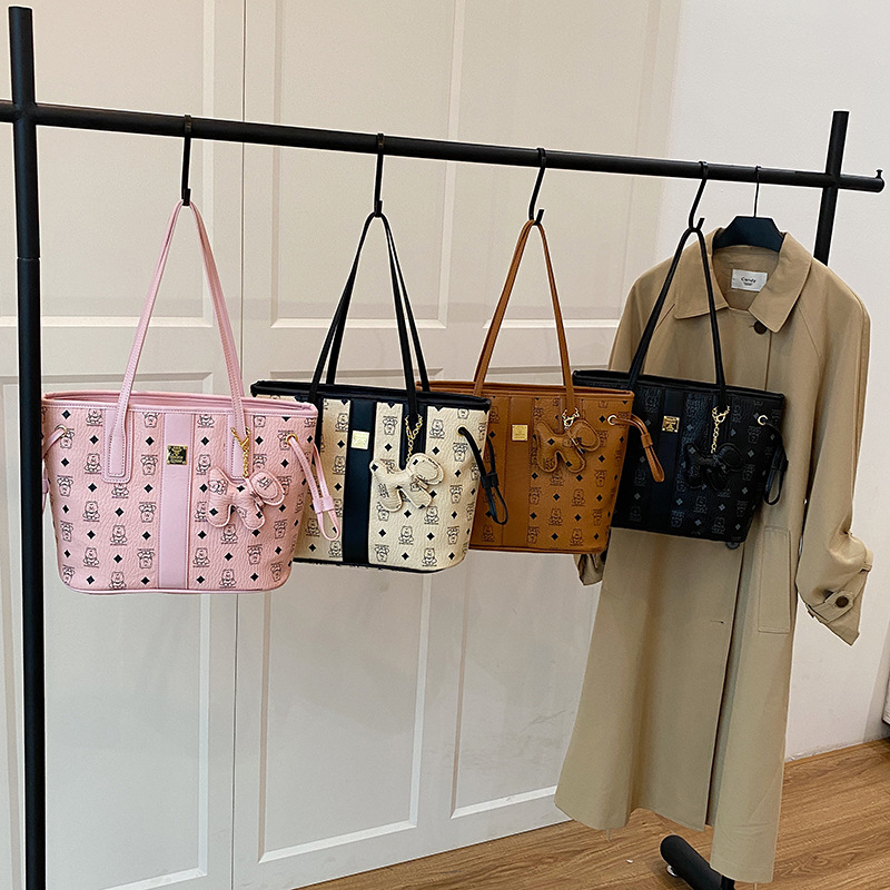 Fashionable and simple commuting large capacity bag, 2026 autumn new style, stylish printed temperament, trendy single shoulder tote bag